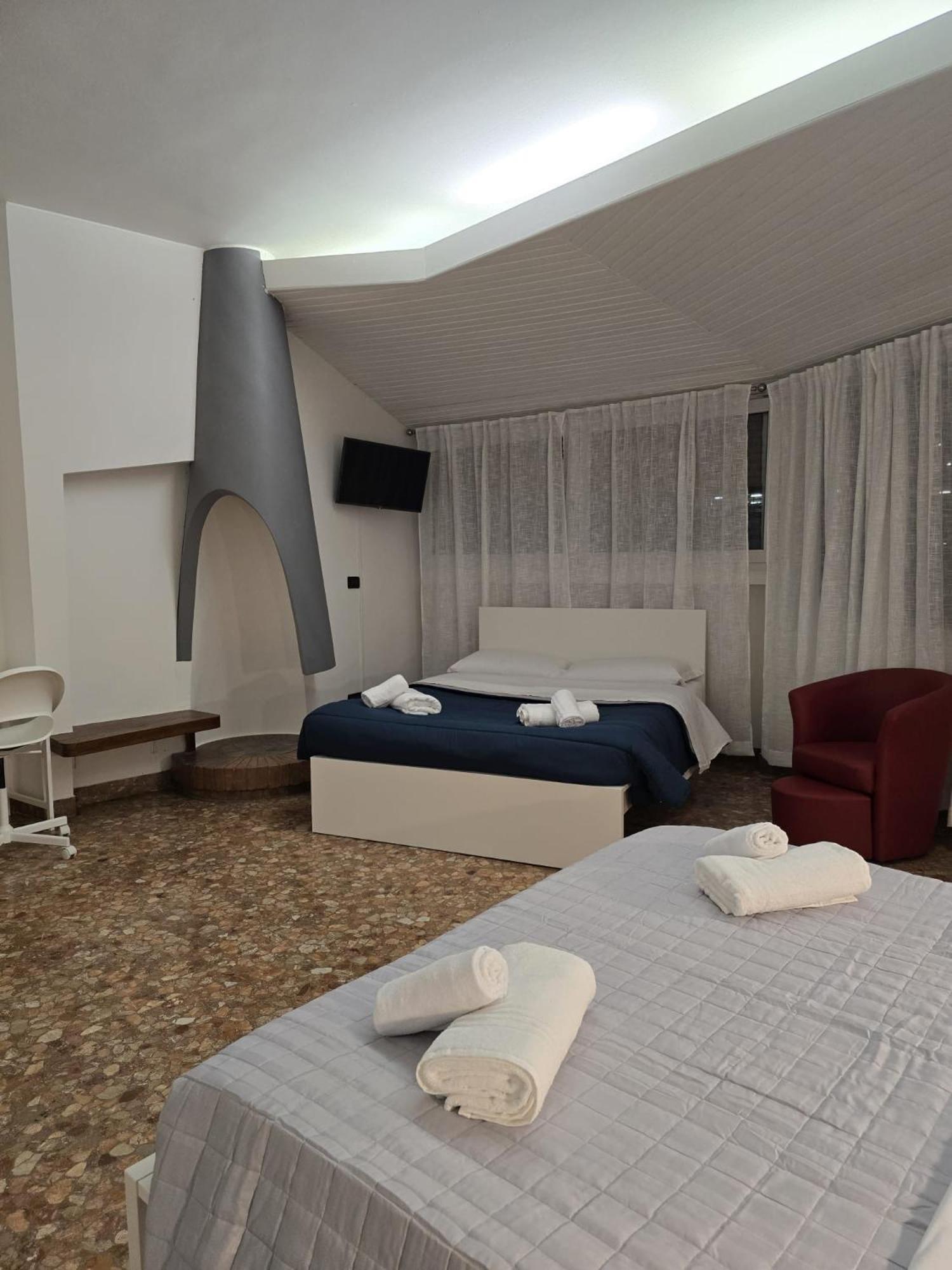 Mmm Train Station 3 Guest house *